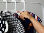 Tips Mix and Match Outfit Monokrom dengan Sentuhan Batik, Simpel tapi Tetap Stylish