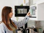8 Cara Mudah Bersihkan Microwave yang Berkerak dan Berminyak