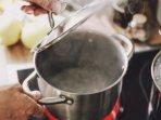 5 Cara Mudah Menghilangkan Kerak Kapur pada Panci yang Sering Digunakan untuk Rebus Air