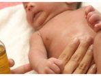 5 Rekomendasi Minyak Telon Bayi yang Bagus dan Aman Digunakan Sehari-Hari