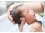 6 Tips Mengurangi Rambut Rontok Pada Bayi, Dijamin Aman dan Ampuh