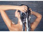 5 Kesalahan Keramas yang Membuat Rambut Cepat Rusak, Kering, dan Rontok
