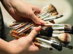 Jangan Asal Cuci, 4 Tips Membersihkan Brush Makeup yang Benar