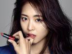 Tips Pakai Lipstik Gaya Blurry Lips, Tren Makeup untuk Bibir Segar dan Awet Muda