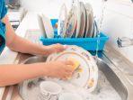 Demi Menjaga Kebersihan Peralatan Makan, Begini Urutan Mencuci Piring yang Tepat, Jangan Ngawur Lagi