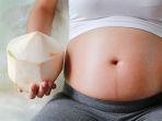 7 Manfaat Air Kelapa Muda atau Degan Bagi Ibu Hamil Menurut Ahli Gizi