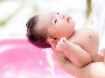 5 Rekomendasi Sampo Terbaik untuk Bayi yang Baru Lahir