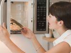 5 Bahan Ini Dapat Membersihkan Microwave yang Kotor di Rumah