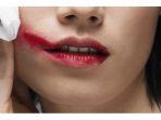 4 Cara Mudah Menghapus Lipstik Matte dari Bibir jika Tak Punya Micellar Water atau Makeup Remover