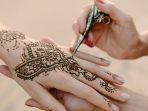 Gemar Gunakan Kuteks Alami? Yuk Kenali Lebih Dekat 3 Jenis Warna Henna