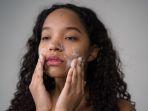 Takut Iritasi Saat Menggunakan Face Scrub? Coba Ikuti 6 Cara Ini