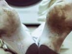 5 Tips Mencuci Kaus Kaki Pakai Tangan dan Mesin Cuci, Dijamin Bebas Noda Hitam serta Bau Keringat