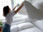10 Tips Mencuci Bed Cover Berbahan Katun agar Tidak Bau Apek