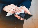 Kenali 6 Barang yang Tidak Aman untuk Membersihkan Layar Handphone