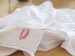 7 Tips Membersihkan Noda Lipstik yang Menempel di Baju, Tanpa Perlu Disikat Kuat
