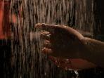 8 Manfaat Mandi Sebelum Subuh dengan Air Dingin untuk Kesehatan Tubuh, Patut Dicoba