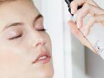 Praktis Cukup Semprot, Lembabkan Kulit Wajah Menggunakan Face Mist