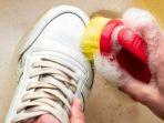5 Tips Membersihkan Sepatu Putih yang Menguning, Lebih Kece Tanpa Beli Baru