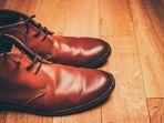 4 Cara Merawat Sepatu Kulit saat Musim Hujan