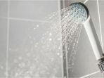 5 Cara Mengatasi Tekanan Air Shower Kecil Tanpa Harus Pasang Pompa Booster