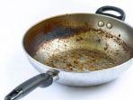 5 Tips Mengatasi Lemak yang Menempel pada Alat Masak, Dijamin Kembali Kesat Anti Lengket