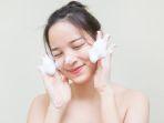 5 Varian Face Wash Wardah untuk Tipe Kulit Berminyak dan Jerawatan, Pilihan Tepat untuk Acne Fighter