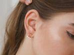 Tips Mengatasi Lubang Anting yang Tertutup, Cukup Pakai Baby Oil