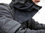 6 Tips Mencuci Jaket Waterproof agar Awet, Selalu Gunakan Deterjen Cair