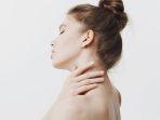 6 Tips Mengatasi Kulit Kering di Leher, Sebaiknya Gunakan Produk Apa?