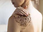 5 Rekomendasi Body Scrub Terbaik untuk Rontokkan Sel Kulit Mati