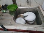 4 Bahan Rumahan Ini Dapat Membersihkan Bak Cuci Piring Stainless Steel yang Berkarat