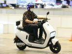 Harga BBM Naik, Motor Listrik Bisa Jadi Alternatif Bepergian yang Lebih Hemat?