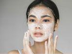 7 Bahaya Kebiasaan Mencuci Wajah dengan Sabun Mandi, Salah Satunya Bisa Bikin Kulit Cepat Tua