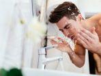 Bersihkan Kulit Wajah Maksimal dengan 5 Produk Face Scrub untuk Pria 