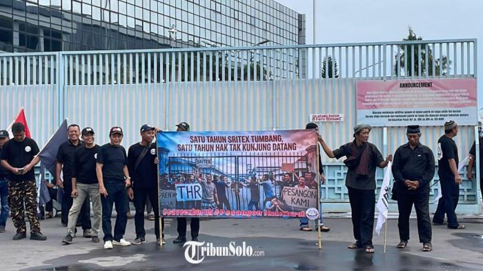 AKSI DOA BERSAMA - Sebanyak 50 orang yang tergabung dalam Solidaritas Eks Karyawan Sritex menggelar aksi doa bersama di depan gerbang pintu masuk gedung PT Sri Rejeki Isman Tbk (Sritex), Sabtu (28/2/2026). Aksi tersebut dilakukan untuk memperingati satu tahun pemutusan hubungan kerja (PHK) massal yang mereka alami. Di depan pabrik, para eks karyawan membentangkan spanduk bertuliskan, “Satu Tahun Sritex Tumbang, Satu Tahun Hak Tak Kunjung Datang.”