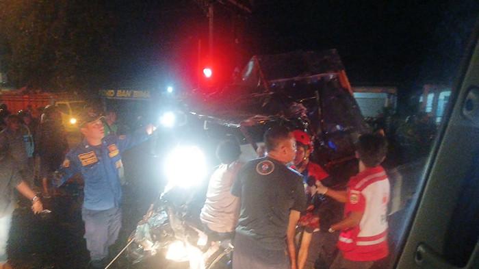 ADU BANTENG - Pikap L300 rusak parah usai bertabrakan dengan Truk di pertigaan Wika, Kampung Rejosari, kelurahan/Kecamatan Mojosongo, Boyolali, Kamis (20/11/2025) pukul 00.30 WIB dini hari. Kecelakaan yang menewaskan 1 orang ini terjadi karena pengemudi pikap nekat menerabas lampu merah di pertigaan tersebut.