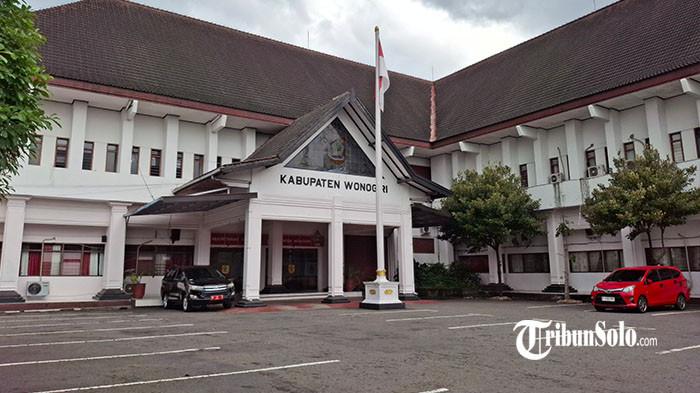 ASN MULAI WFH - Kantor Sekretariat Daerah Wonogiri, Jumat (10/4/2026). Sebagian Aparatur Sipil Negara (ASN) di Wonogiri mulai menjalankan kebijakan kerja dari rumah atau work from home (WFH) pada hari ini. Kompleks perkantoran Sekretariat Daerah, Diskominfo dan Badan Kepegawaian dan Pengembangan Sumber Daya Manusia (BKPSDM) terlihat lengang.