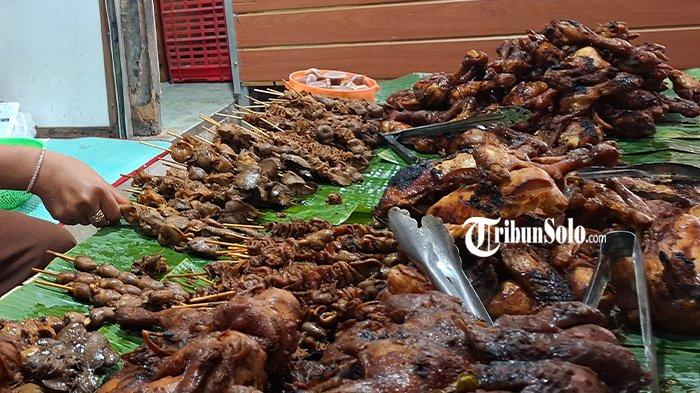 AYAM BAKAR - Ayam bakar yang dijual di Pasar Bunder Sragen, Minggu (16/3/2025). Sumini atau yang akrab disapa Bu Joko, penjual ayam bakar di Pasar Bunder Sragen mengatakan penjualan ayam bakar di lapaknya naik 2 kali lipat dari hari biasanya, sehari 100 ekor ayam ludes.