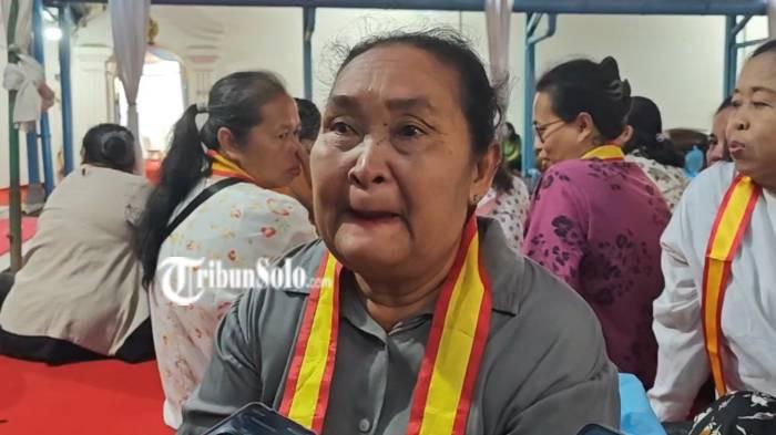MENGABDI DI KERATON SOLO. Seorang abdi dalem Keraton Solo, Wiharni (69) atau Nyai Lurah Harso Pusoko. Dia menyebut hanya digaji Rp150 ribu per bulan.