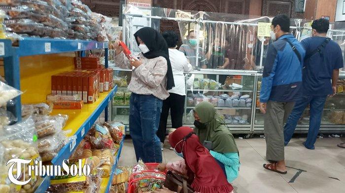 Suasana pembeli di Abon Mesran, di Kecamatan Serengan, Kota Solo 