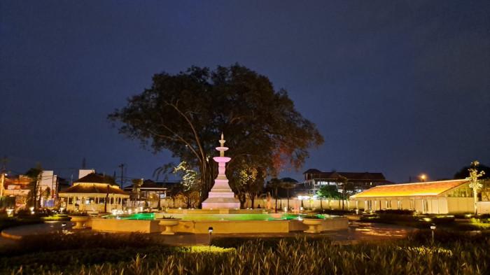 WISATA SOLO - Air mancur di Taman Pracima Tuin Mangkunegaran Solo, Jawa Tengah, saat malam hari beberapa waktu lalu. Berikut rekomendasi taman di Solo. (PARAPUAN/Maharani Kusuma Daruwati)