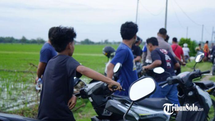 Aksi balap liar sekelompok anak muda di jalan persawahan Desa Bandung
