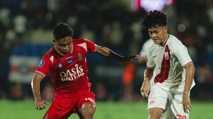 BERDUEL - Aksi gelandang Persis Solo, Zanadin Fariz saat berduel melawan pemain Persijap Jepara pada pertandingan pekan ke-24 Super League di Stadion Gelora Bumi kartini, Jepara, Kamis (5/3/2026) malam WIB. (Persis Solo)