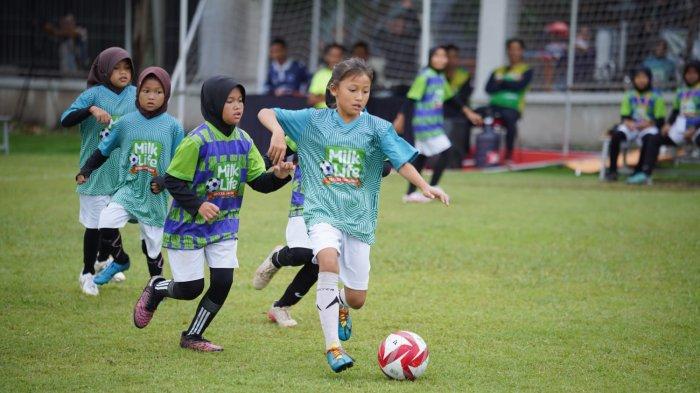 TURNAMEN - Aksi para siswi Solo di MLSC Solo Seri 2 2025-2026 memukau di lapangan hijau. Dengan semangat tinggi dan ketekunan berlatih, mereka bersaing ketat dalam turnamen 7 vs 7, menunjukkan talenta sepak bola putri masa depan Indonesia.