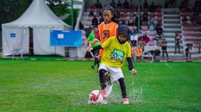 TURNAMEN - Aksi para siswi Solo di MLSC Solo Seri 2 2025-2026 memukau di lapangan hijau. Dengan semangat tinggi dan ketekunan berlatih, mereka bersaing ketat dalam turnamen 7 vs 7, menunjukkan talenta sepak bola putri masa depan Indonesia.
