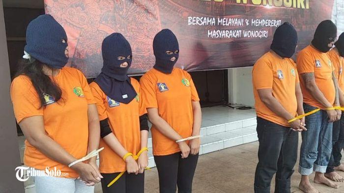 PENCURIAN - Aksi pencurian dilakukan oleh dua karyawati toko emas di Wonogiri. Dua pelaku, SS (22) dan HS (20), warga Kecamatan Tirtomoyo, mencuri satu gelang emas seberat 101,4 gram dari tempat mereka bekerja di Kelurahan Giritirto, Kecamatan Wonogiri. Aksi itu dilakukan pada Rabu (10/9/2025)
