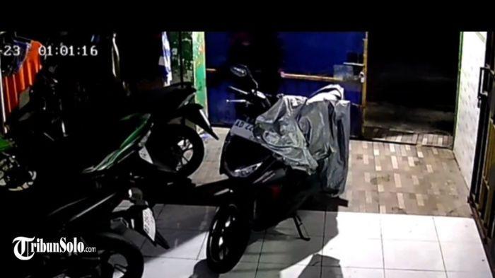 PENCURIAN MOTOR - Aksi pencurian sepeda motor di Desa Gentan, Kecamatan Baki, Kabupaten Sukoharjo, terekam kamera CCTV milik warga. Peristiwa terjadi pada Minggu (23/2/2026) sekitar pukul 20.00 WIB.