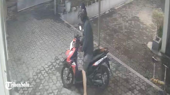 Aksi pencurian yang terekam kamera CCTV viral di media sosial.