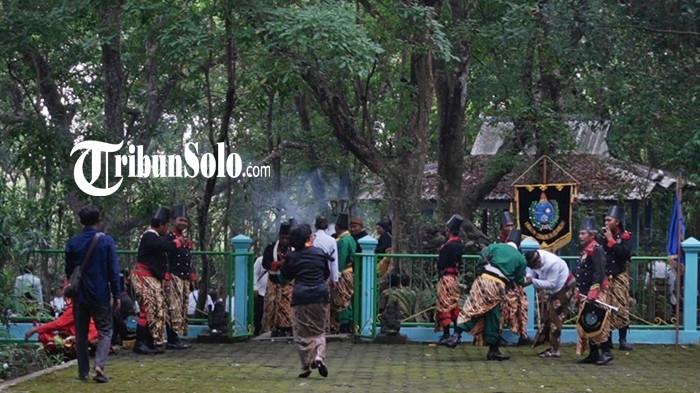 Alas Krendowahono merupakan kawasan hutan yang berada di wilayah utara Karanganyar, tepatnya di Desa Krendowahono, Kecamatan Gondangrejo.