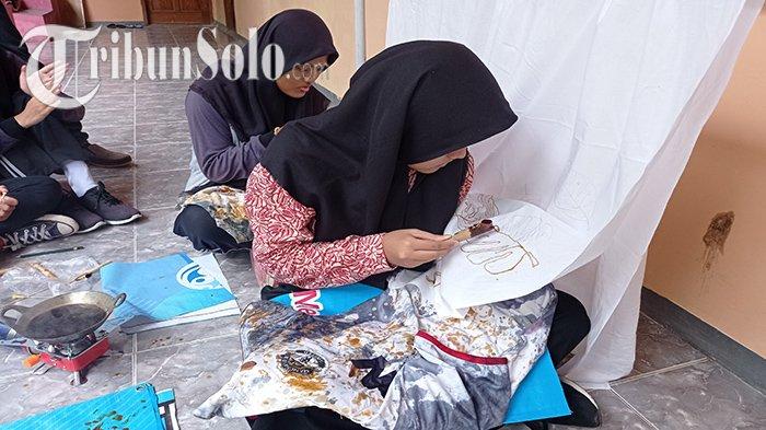 Anak-anak Disabilitas Wuryantoro Wonogiri Dilatih Membatik : Hasilnya Dipasarkan, Bisa Jadi Cuan